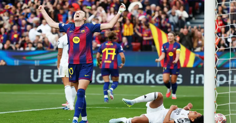 ম্যাচে বার্সেলোনার খেলোয়াড়দের গোল উদযাপনের একটি মুহূর্ত